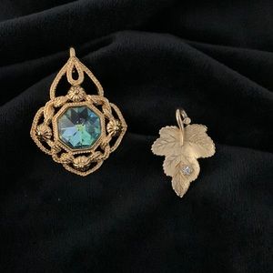 Avon Pendants Statement Textured Gold Tone Green/Blue Iridescent Stone Oak Leaf